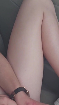그녀의 동네 짱 드라이버가 보고 있는 동안 그녀의 보지를 따먹는 귀여운 금발 딜도