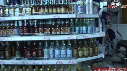 EroCom: O curvă sexy cu țâțe mici este futută într-un chioșc