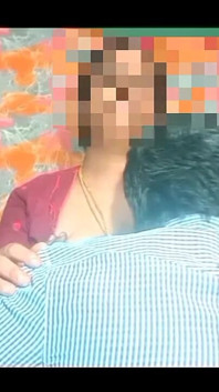 Profesoară tamilă sărutându-se cu elevul