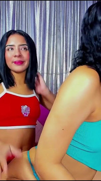 Sesión de garganta profunda caliente con 3 zorras cachondas y su mejor amigo