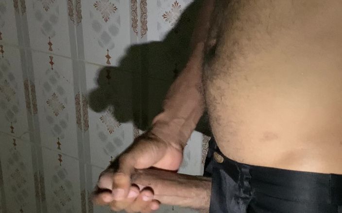 Preek Fans: Gölgelerde mastürbasyon yapıyor