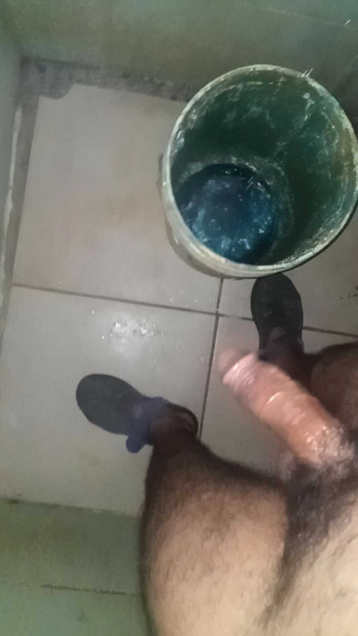 Cute boy jerks off: Un tip zvelt își face dușul ca să se masturbeze