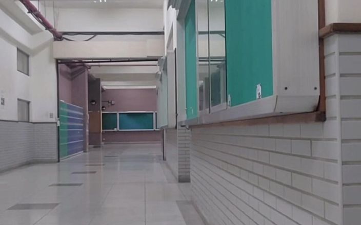 NotAFuta: Exhibitionist trägt süße dessous am College und kommt