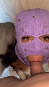 Une black mixte sexy vêtue d’un masque de ski reçoit une tarte à la gorge