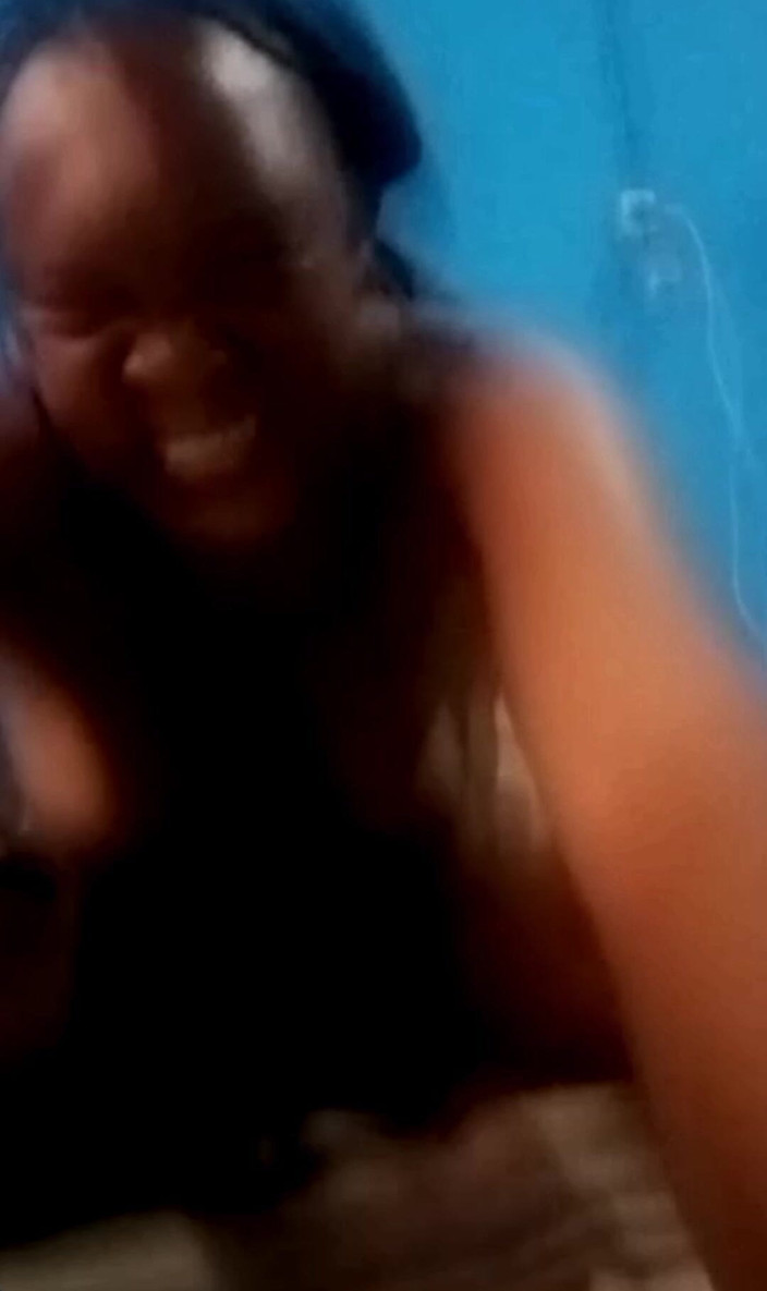 Sugarmama video call mutual masturbation: Si spoglia da sola e si masturba
