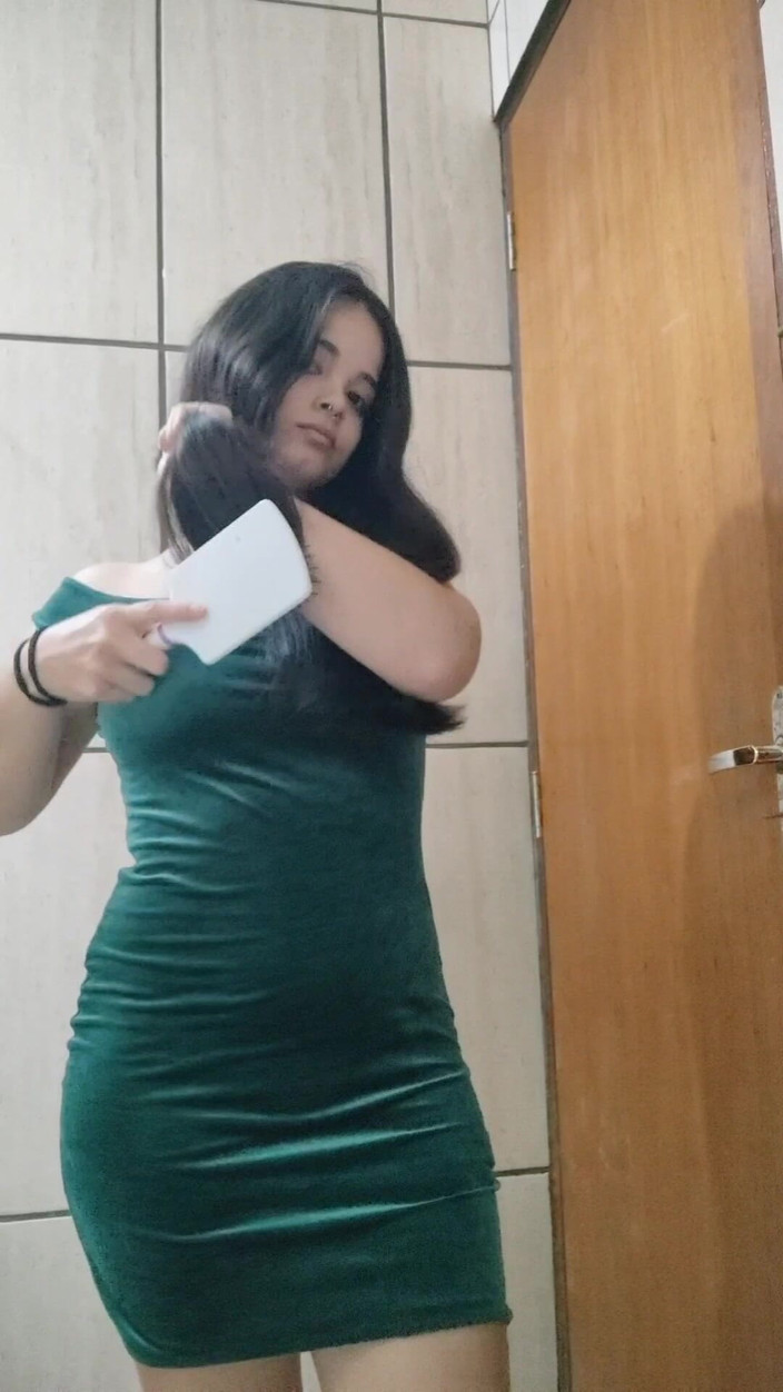 Debora Mendes: Ăn mặc với tôi - chiếc váy màu xanh lá cây...