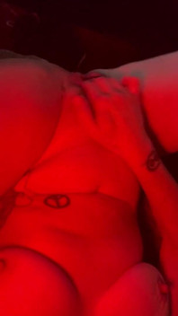Aku lagi asik fingering memekku sendirian di rumah - pov