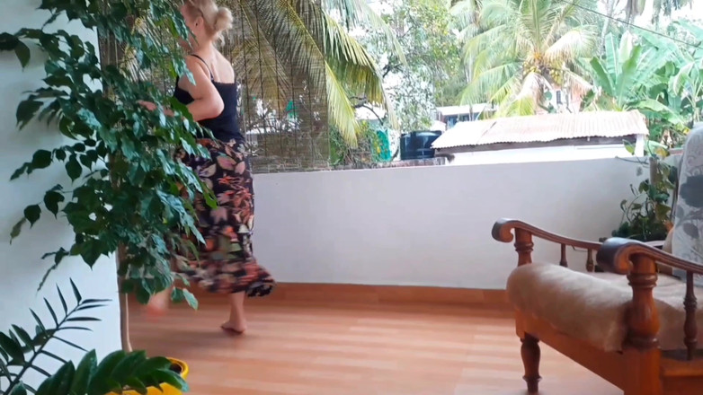 Selena701: Amatérská blonďatá zralá manželka si užívá sex. Kouření a šukání zezadu