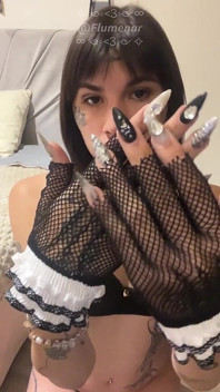 Pembe dildo ateşli dövmeli trans kız
