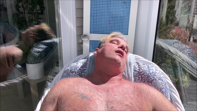 Dom Rod: Hunk stiefvater bär nackt beim sonnenbaden in der Venranda 2