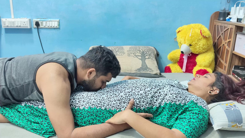 Vaigavarun Feet romance: Mallu ehefrau muschi reiben und küssen mit möpsen drücken und...