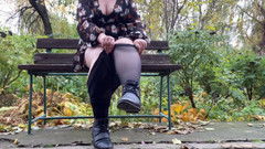 OurFetishLife: Une belle-mère mature se déshabille dehors