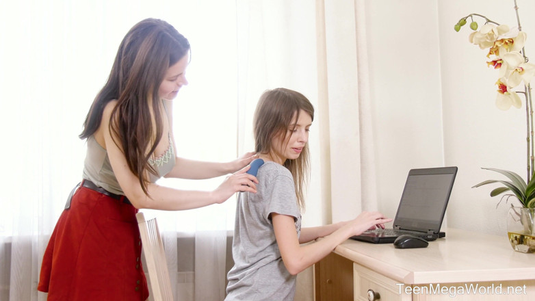 Teen Mega World: Cewek rambut cokelat, dildo, dan laptop