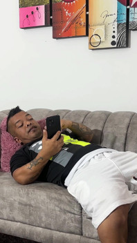 Saya melihat bahwa adik laki-laki kurcaci saya bersenang-senang bermain tetapi saya akan lebih bersenang-senang dengan vagina berair saya yang kacau