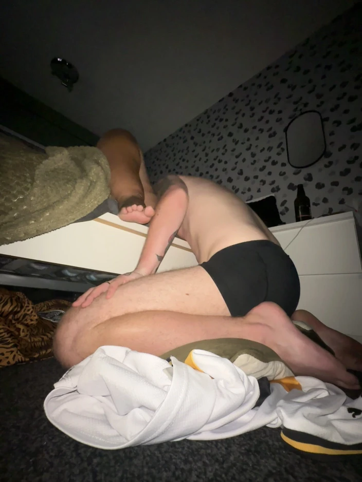 Filthy British Couple: Azgın dom evli kadın köle kocasını dizlerinin üstüne koyuyor, böylece amına...