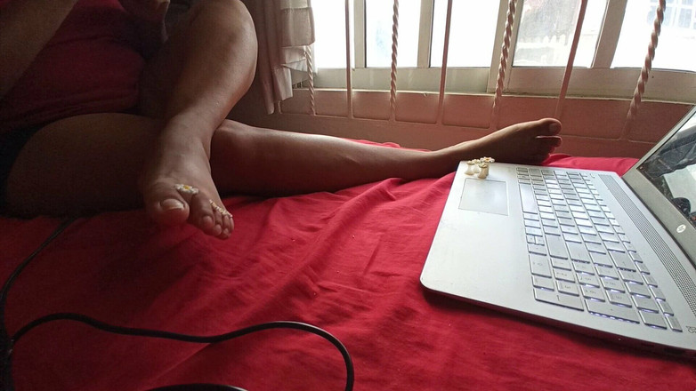 Karmicoxv: 恋足癖。我的妻子她的趾甲