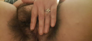 Mommy big hairy pussy: Harige en open vagina van een rijpe hoer