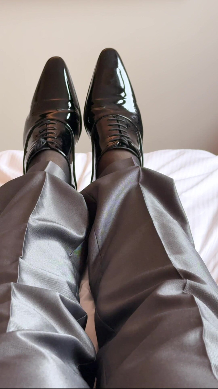 Master Shiny Shoes: Costum strălucitor, pantofi strălucitori, penis strălucitor