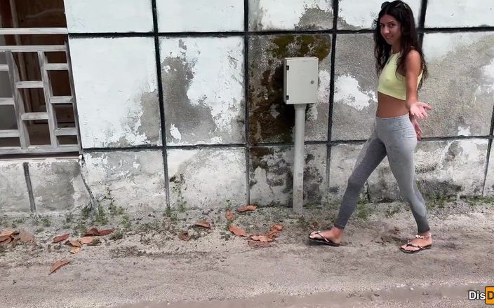 Dis Diger: Filmed a Crazy Girl Wetting Her Legging in Public
