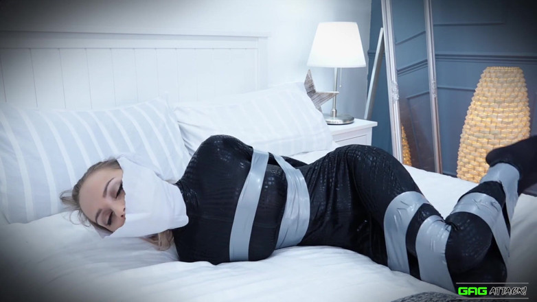 Gag Attack: Im catsuit mit klebeband gedreht