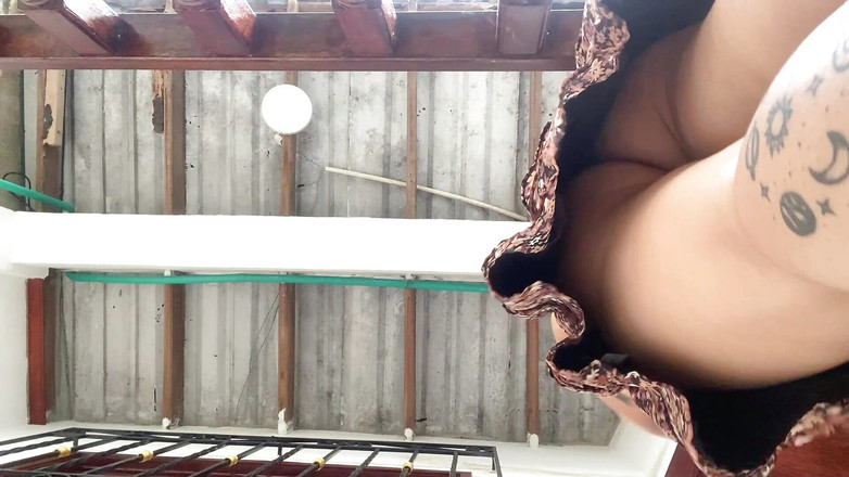 irina69star: Cewek sange ini lagi asik nonton memeknya di balik rok...