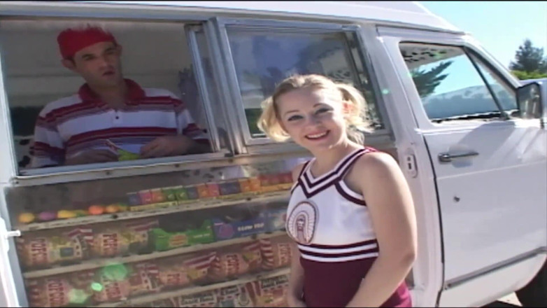 TeenXXX Stories: Tatlı sarışın genç kız ıslak amından sert sikiliyor