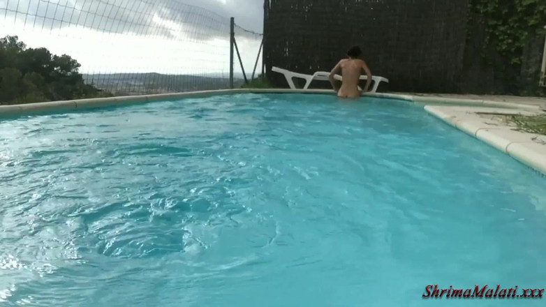 Shrima Malati: Shrima está desfrutando em bela lagoa
