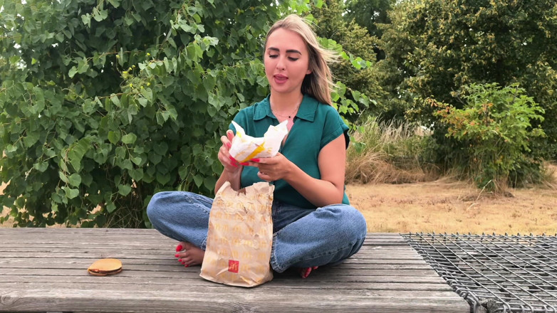 Goddess Lena: 砕くハンバーガー