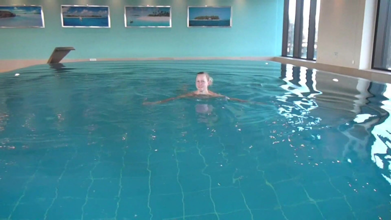Blondehexe: Handjob di kolam renang bahagian 1