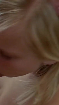 Cette blonde sexy excitée aux seins naturels incroyables adore prendre des bites mouillées dans sa chatte rasée sexy