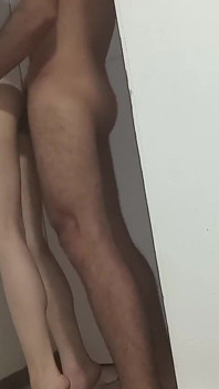 Ele ejacula dentro do meu corpo magro, de pé e vestindo lingerie sexy.