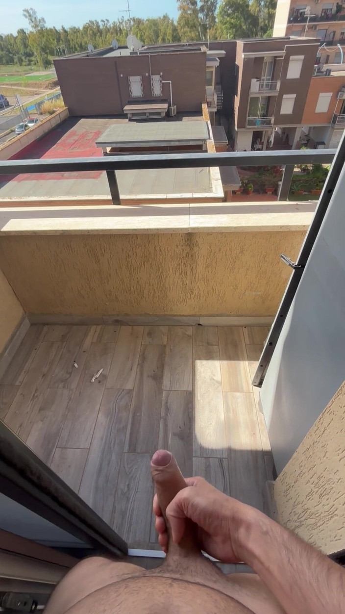 IvoFlair: Troppo Eccitato Sborro Dal Balcone Quasi Beccato Dai Vicini