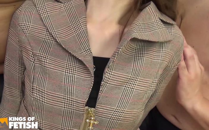 Pure Japanese adult video ( JAV): Två män pumpar hårt våt buske av en bystig japansk...