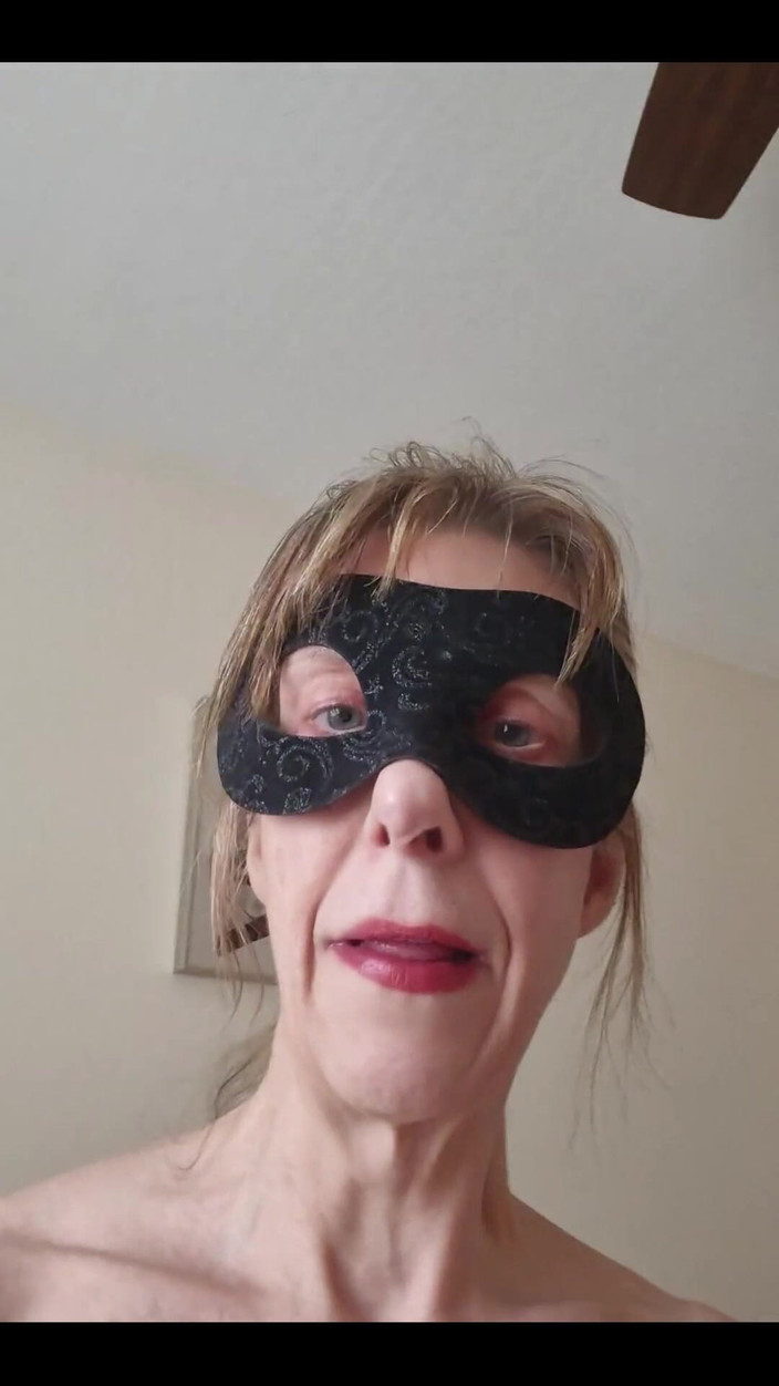 SilkNSin: Зрелая в маске