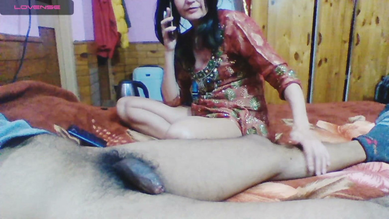 Bolly Karma: Máy bay bà già nóng bỏng không thể cưỡng lại...