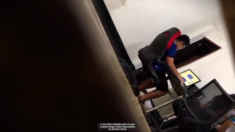 Rorono4zhot: मैं अजनबी के साथ अपने दोस्त की जासूसी करती हूं