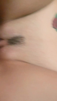 Brunette Candy milf, hongerig naar een harde pik, heeft hete seks