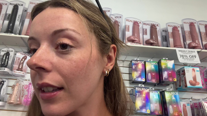 Nadia Foxx: Spielzeug einkaufen für eine neue art zu kommen