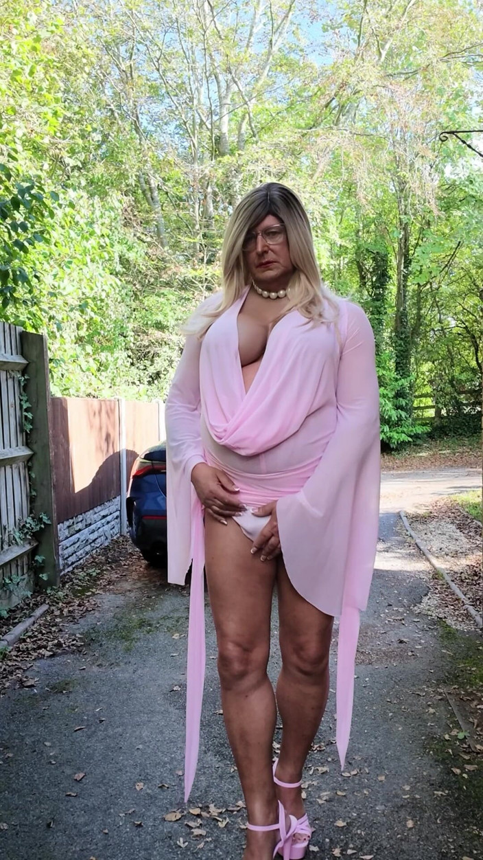 Kellycd2022: Crossdresser sexy Kellycd2022 în ținuta mea roz sexy și tocuri