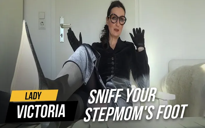 Lady Victoria Valente: Sniff your stepmom's foot pussies and cum play
