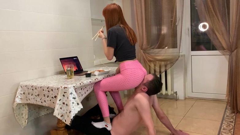 Petite Princesses Femdom: Kira má večeři v kuchyni a používá svého přítele jako...