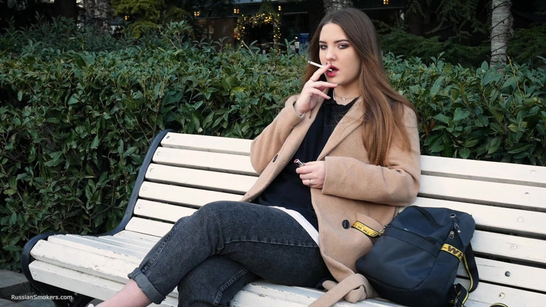 Russian Smokers: Rysk tjej tillbringar sin lunchpaus med att röka 3 cigs i...