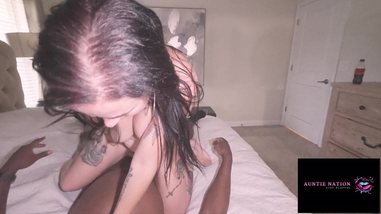 Auntie Nation: Tante Rosa del Gado vond een naakte bisschop in bed