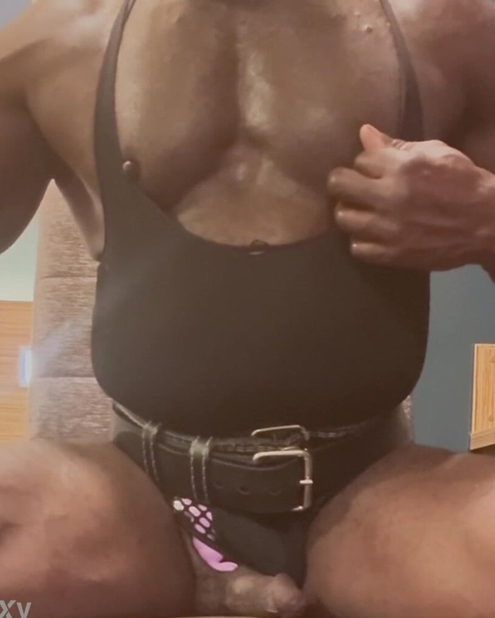 Black butt muscle: kaali paripakv manspeshiyon ekal stan aur vaibretar