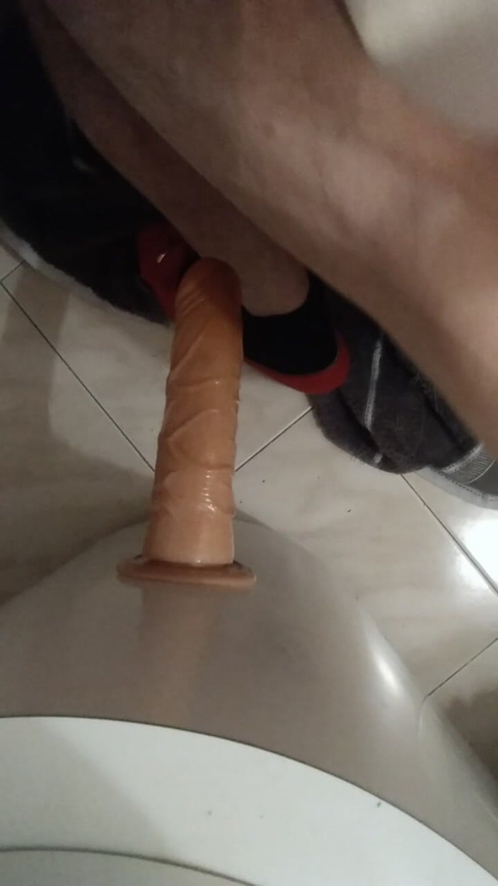 Yusti: Waria disetubuhi oleh zakar besar