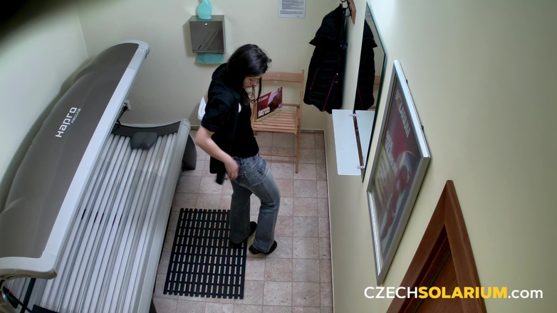 Czech Solarium: Чешский солярий 41: брюнетка устраивает еще одно горячее шоу киски