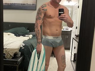 Chris Antonio: Ședință sexy de spermă cu tatuaje
