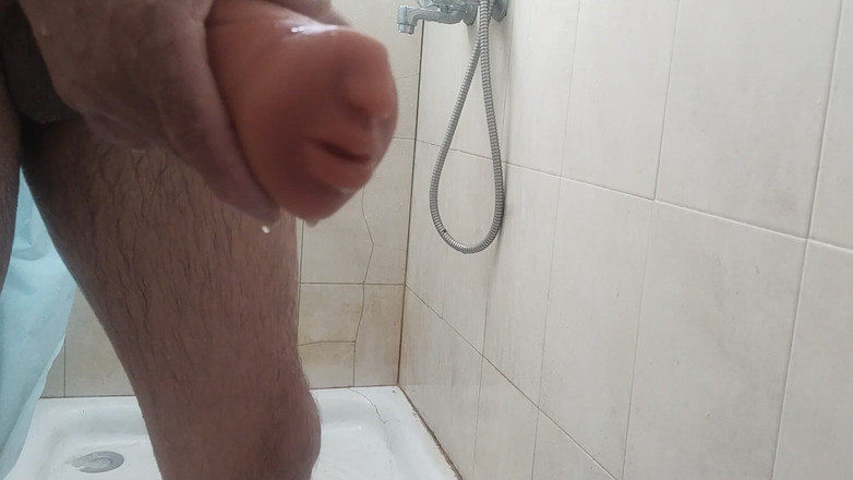 Silkybear143: Il cazzo duro e simpatico si arrapa mentre si fa...