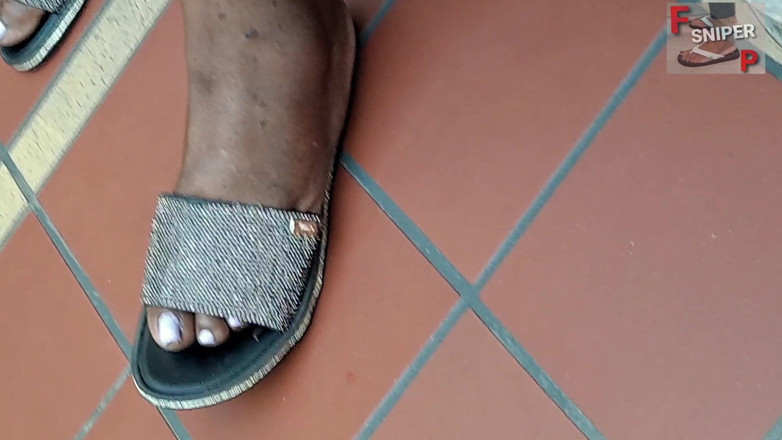 Foot Patrol: Werkende dame zwarte met bbw-voeten met roze tenen