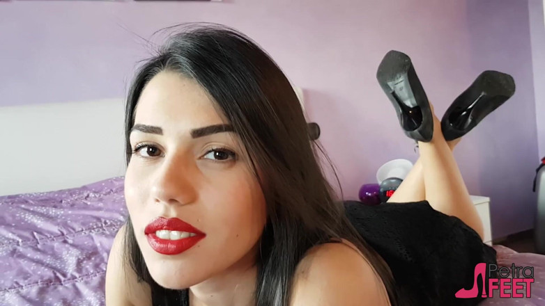 Smokin Fetish: Petra raucht auf dem bett